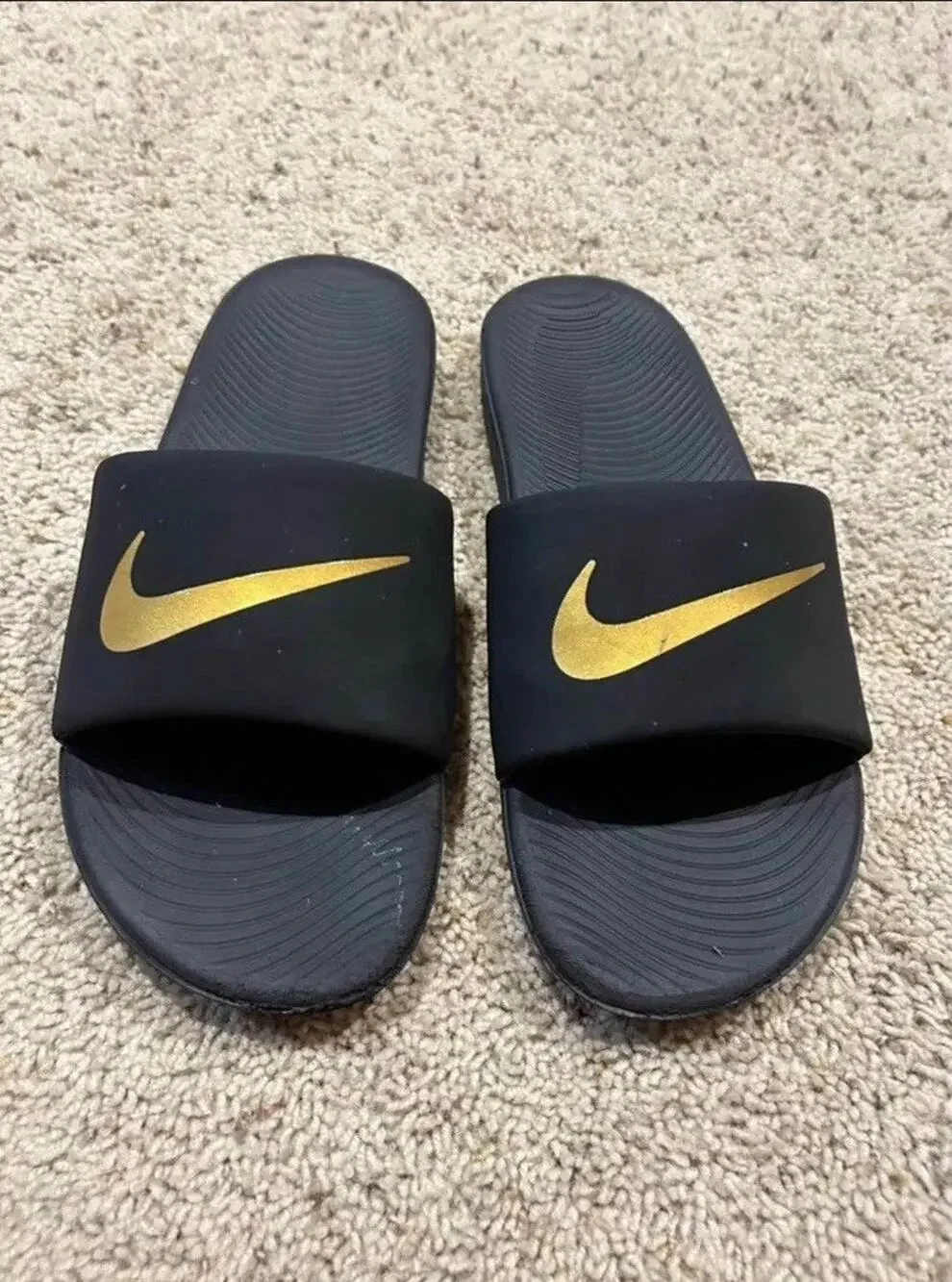 NIKE size 7Y 7 youth/men’s (or women's 9) BLACK GOLD Slides C26